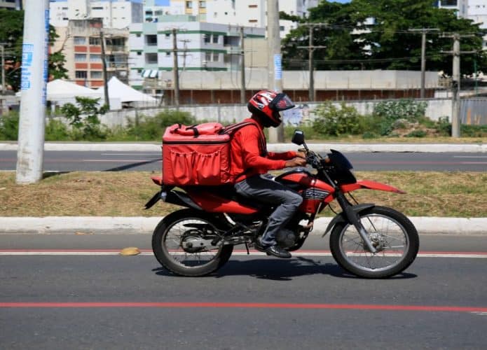 entregador na moto