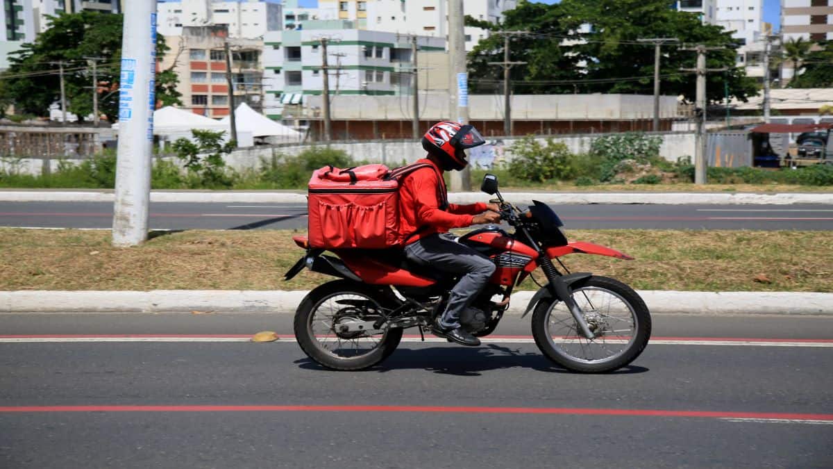 entregador na moto