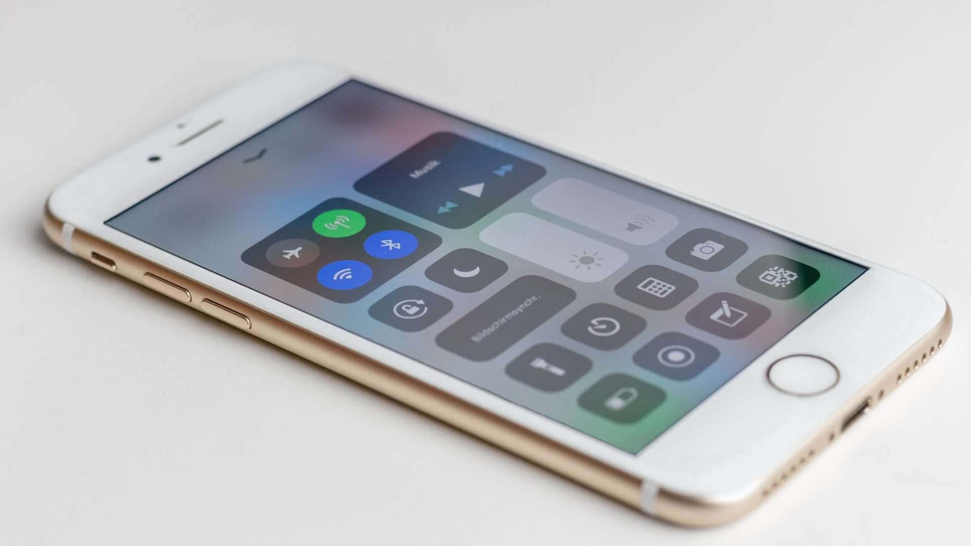 Bluetooth no iPhone via Sara Kurfess/Unsplash