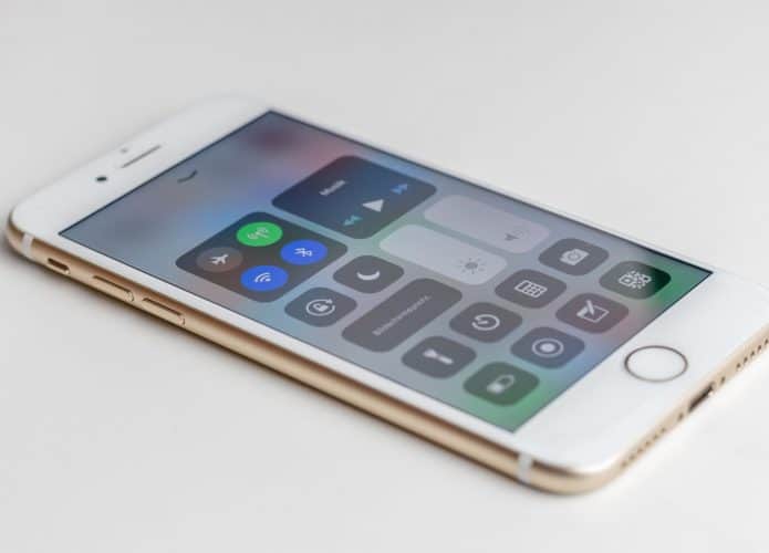 Bluetooth no iPhone via Sara Kurfess/Unsplash