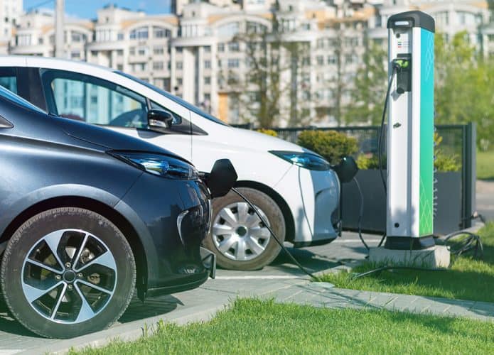 Carros elétricos carregando