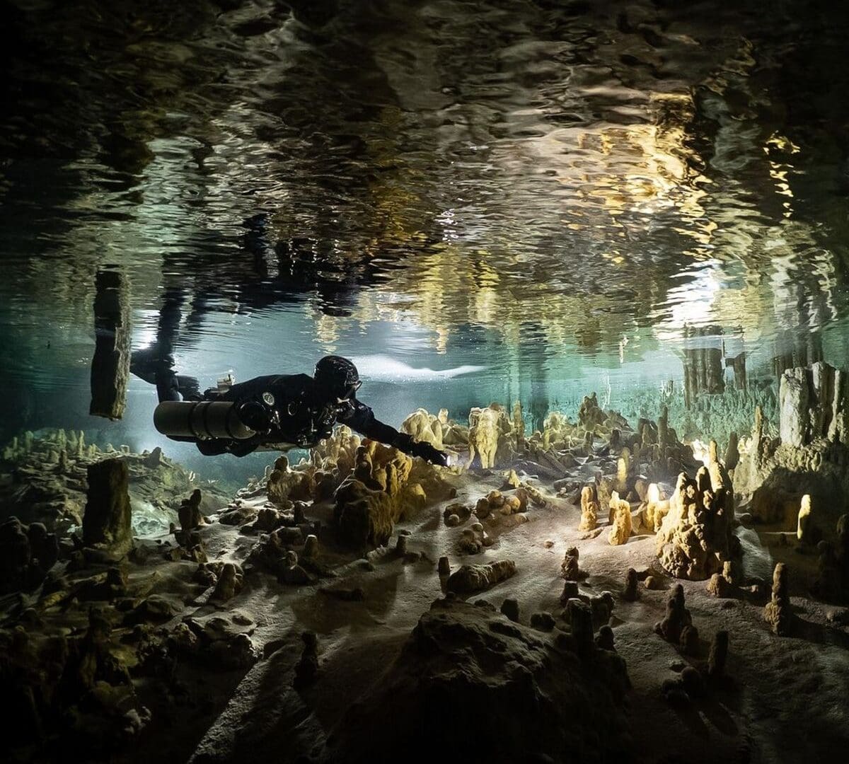 Mergulhador em caverna do labirinto subaquático em Tulun, na Península de Yucatan (Crédito: Instagram/ underthejungle)