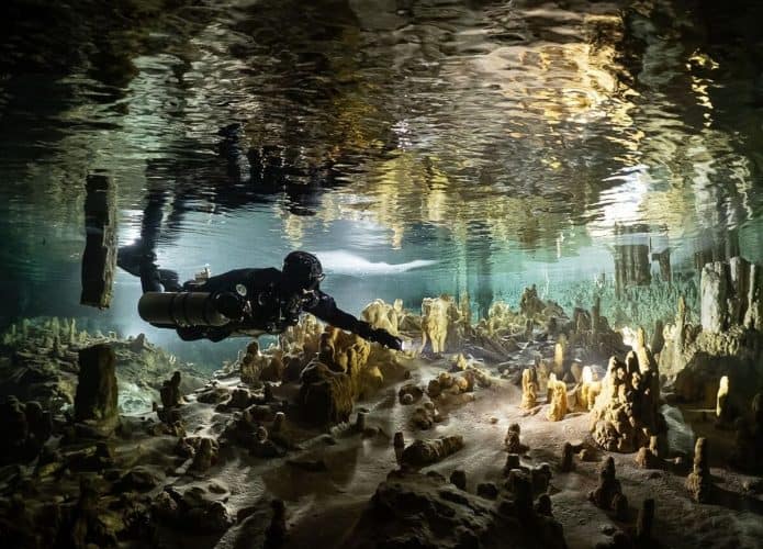 Mergulhador em caverna do labirinto subaquático em Tulun, na Península de Yucatan (Crédito: Instagram/ underthejungle)
