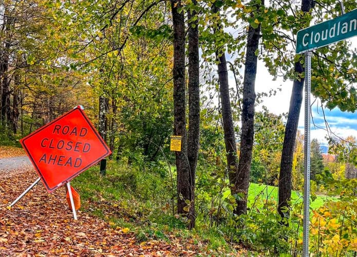 Placa interditando estrada em Pomfret, cidade no estado de Vermont, nos Estados Unidos
