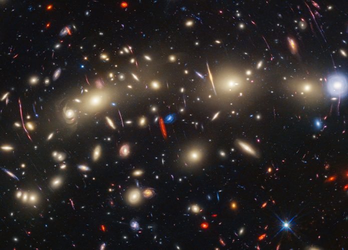 Imagem de estrelas e galáxias no Universo capturada pelos telescópios Hubble e James Webb