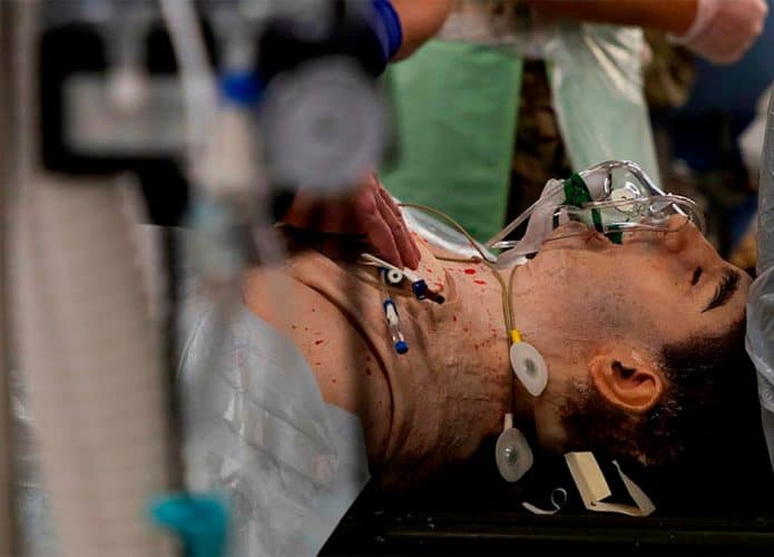 Manequim realista sendo usado em treinamento de cirurgiões do Exército do Reino Unido