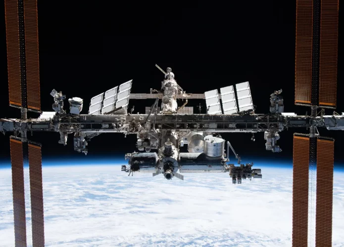 Desde 2000 a ISS tem garantindo a permanecia humana no espaço (Crédito: NASA/ESA – T. Pesquet)