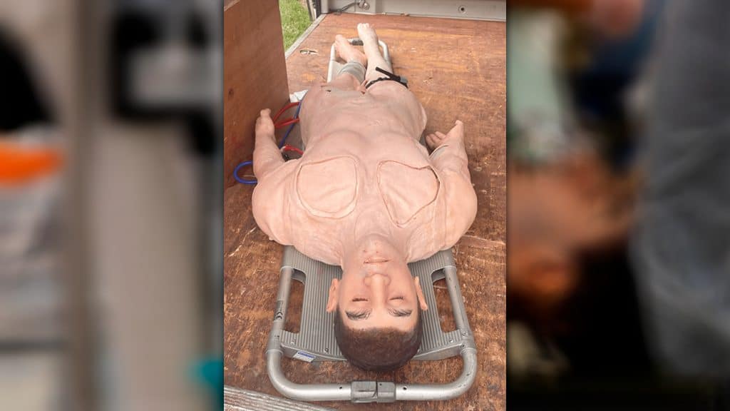 Manequim realista sendo usado em treinamento de cirurgiões do Exército do Reino Unido