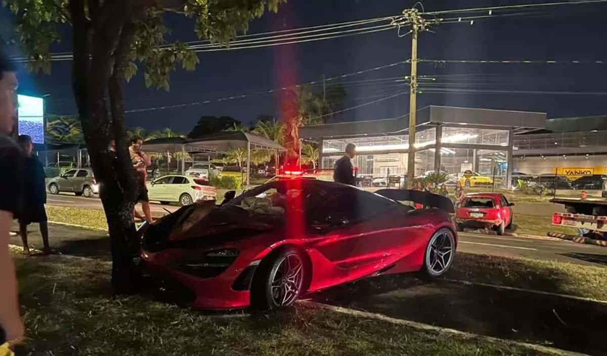 McLaren 720S Coupé em acidente em Campo Grande