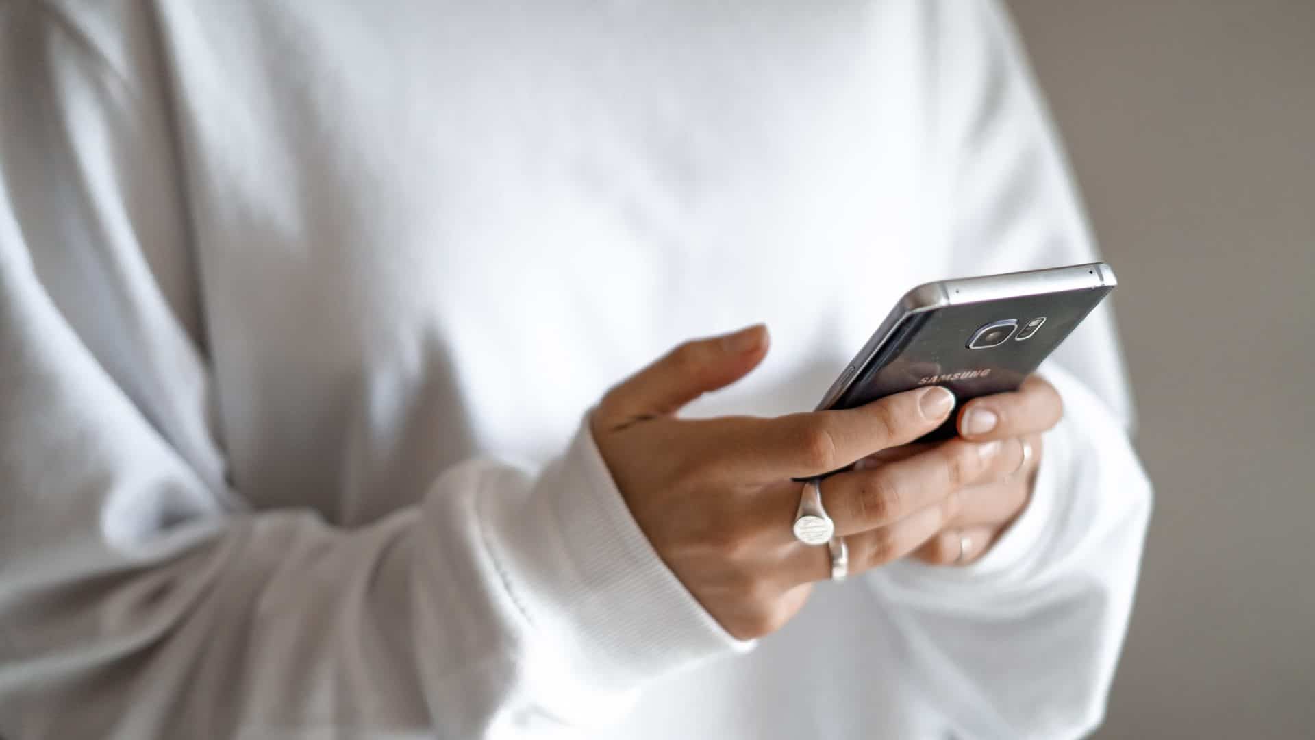 O que é eSIM? Via Kelli McClintock/Unsplash