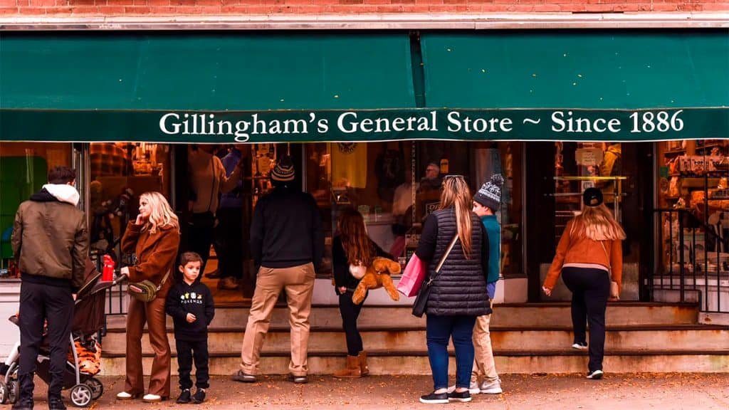 Fachada de loja em Pomfret, cidade no estado de Vermont, nos Estados Unidos, com influencers