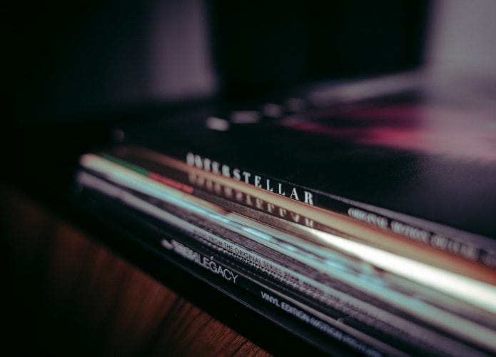 Vinis de trilha sonora. Chris Hardy via Unsplash.