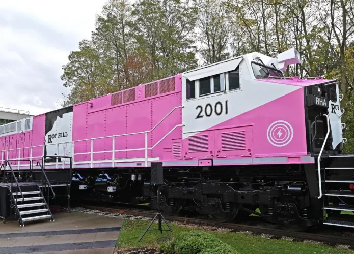 Wabtec-electric-heavy-duty-locomotive-695x500.webp