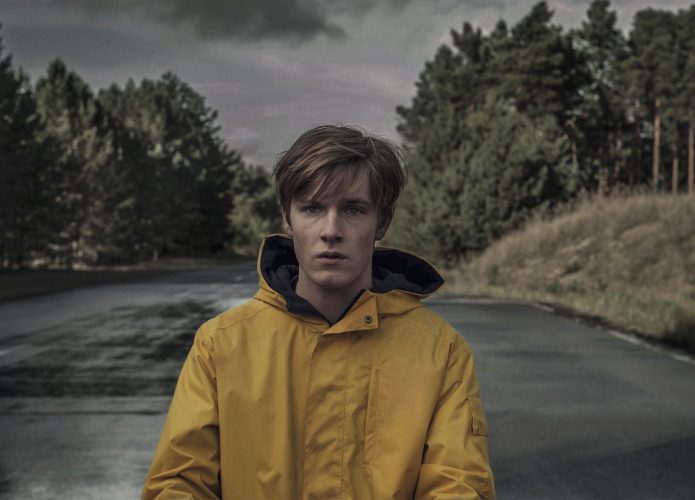 Louis Hofmann em cena da série Dark filme
