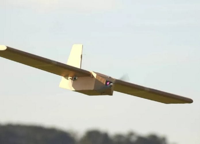 drone-de-papelao-sypaq-corvo-usado-na-guerra-da-ucrania-em-voo-1693494344636_v2_900x506-695x500