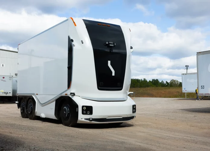 Caminhão autônomo usa robô para descarregar mercadorias