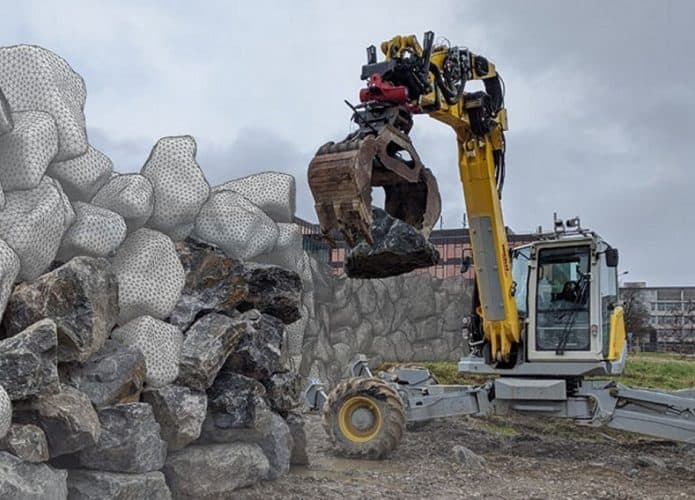 Escavadeira autônoma constrói muro gigante sozinha