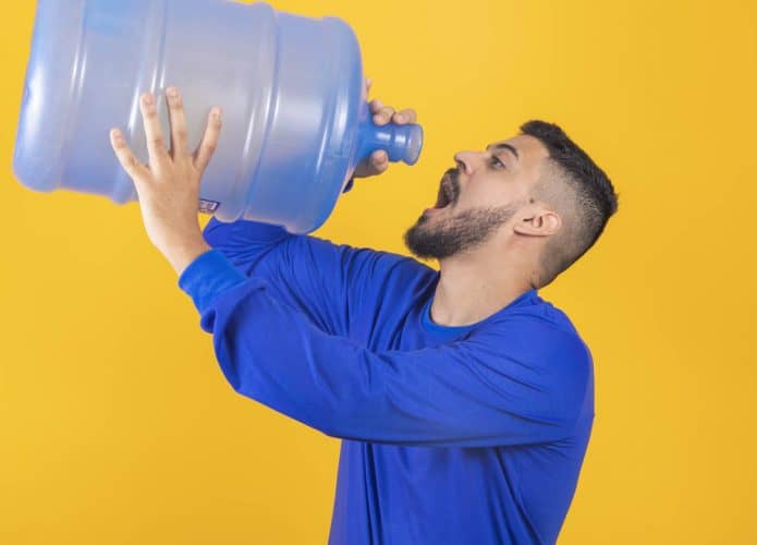 homem-com-galao-de-agua-695x500
