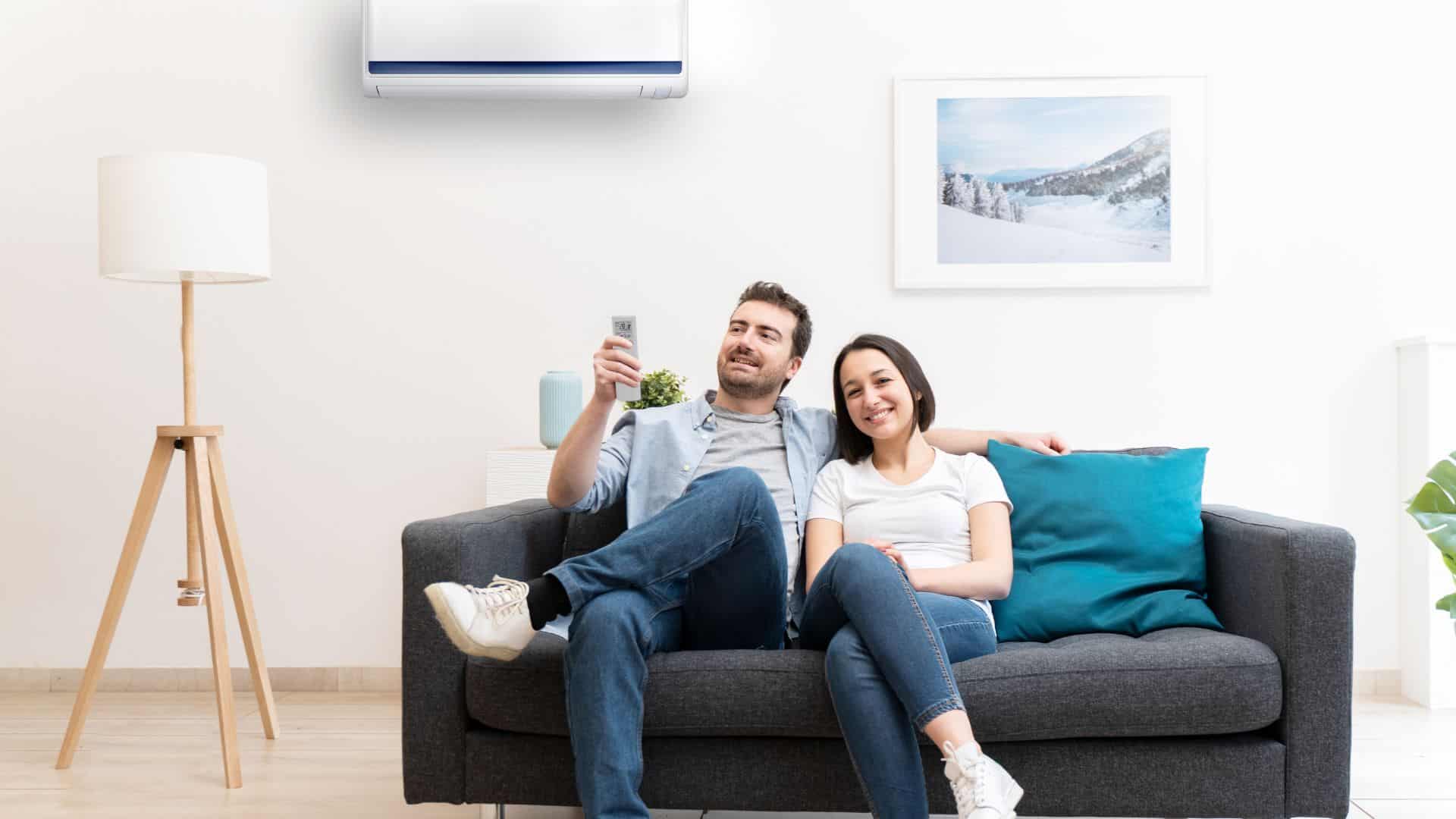 imagem-de-casal-usando-ar-condicionado
