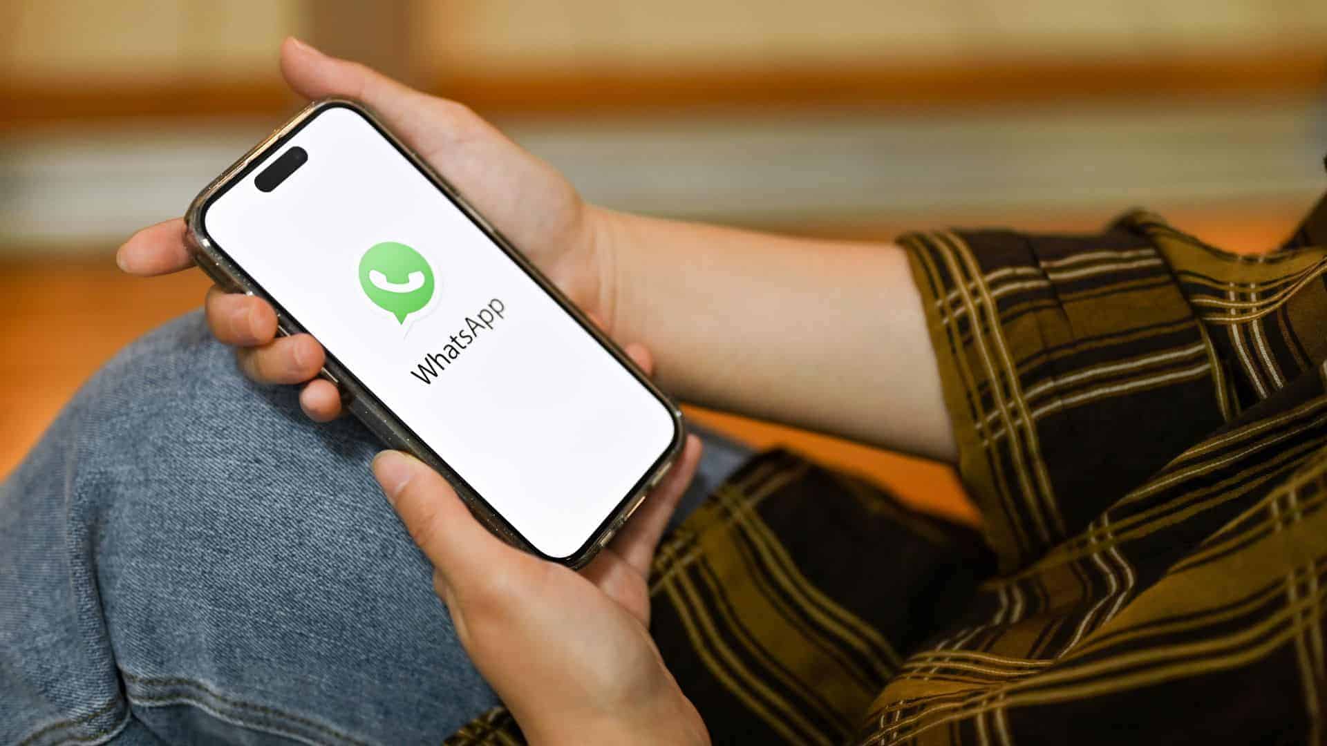 imagem-mostrando-alguem-usando-o-whatsapp-no-iphone