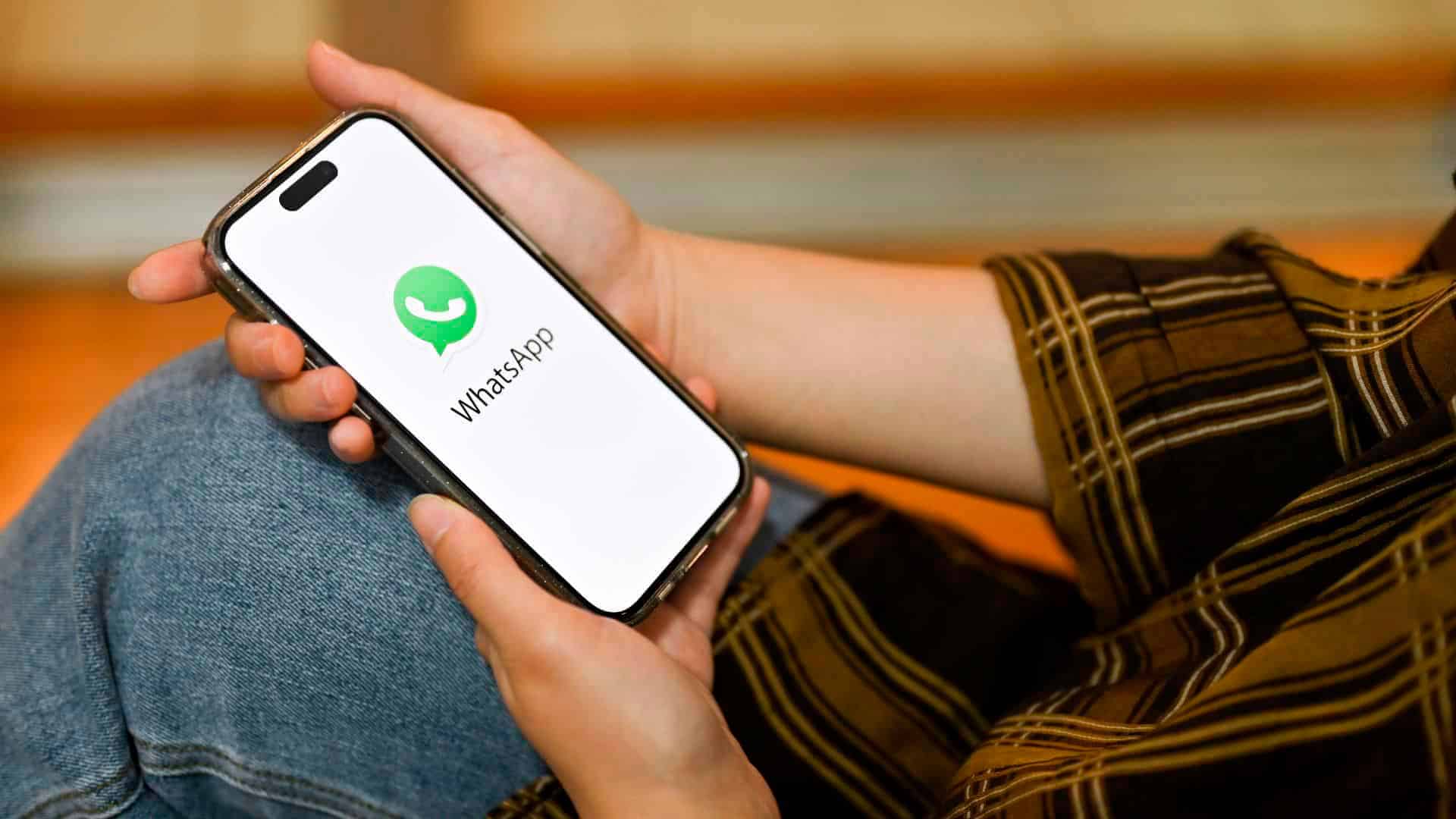 imagem-mostrando-alguem-usando-o-whatsapp-no-iphone