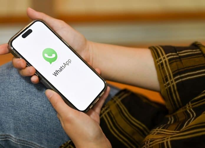 imagem-mostrando-alguém-usando-o-WhatSapp-no-iPhone-695x500