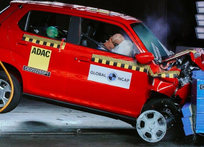 carro vermelho passando por crash test