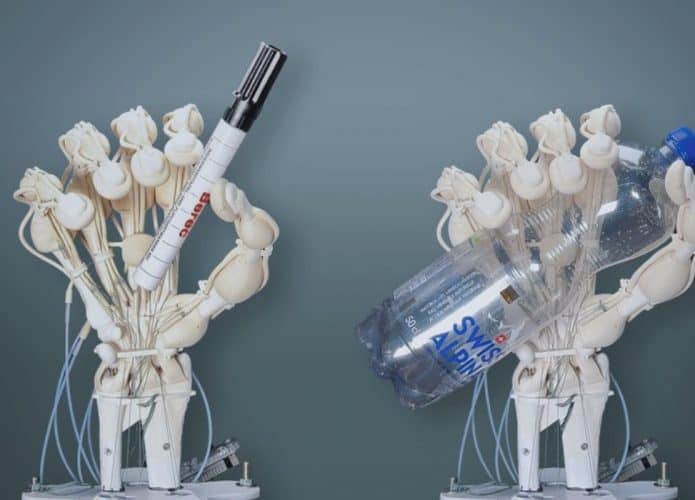 Fotos da mão robótica criada com impressão 3D e novo método