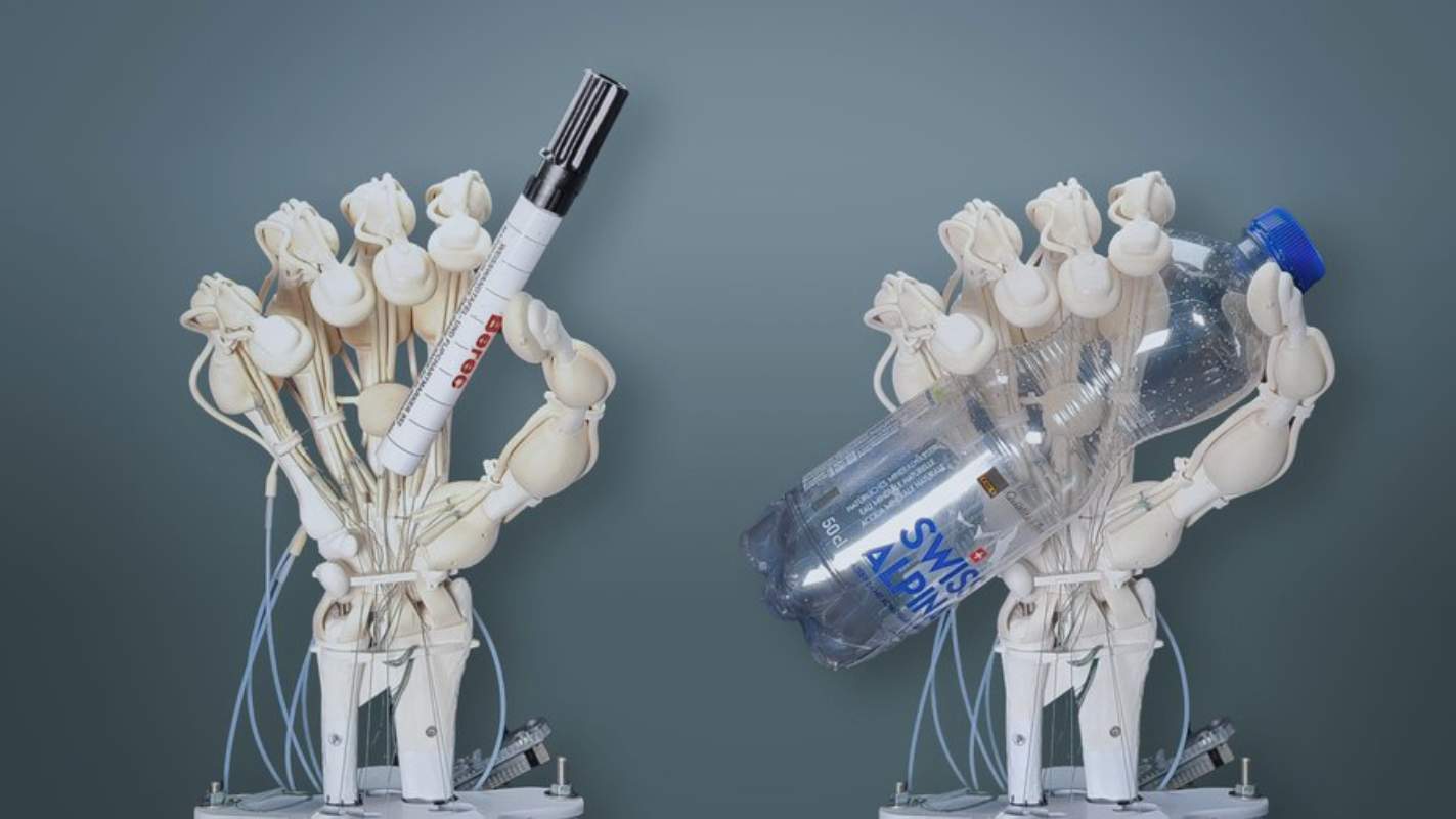 Mão robótica tem ossos e tendões “mais humanos” graças a novo método de impressão 3D