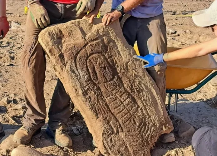 Pedra funerária encontrada na Espanha possui figura que desafia os padrões de gênero (Crédito: Marta Díaz-Guardamino)
