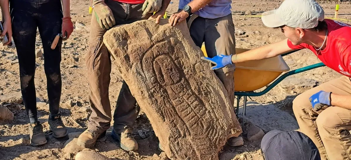 Pedra funerária encontrada na Espanha possui figura que desafia os padrões de gênero (Crédito: Marta Díaz-Guardamino)