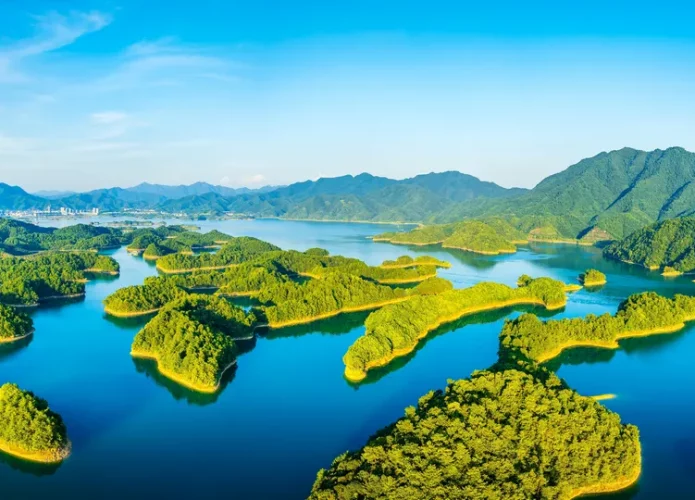 A cidade está usbersa sob o lago Qiandao (Crédito: ABCDstock/Shutterstock)