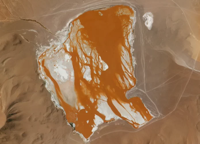 coloração de sangue em lagoa boliviana (Crédito: