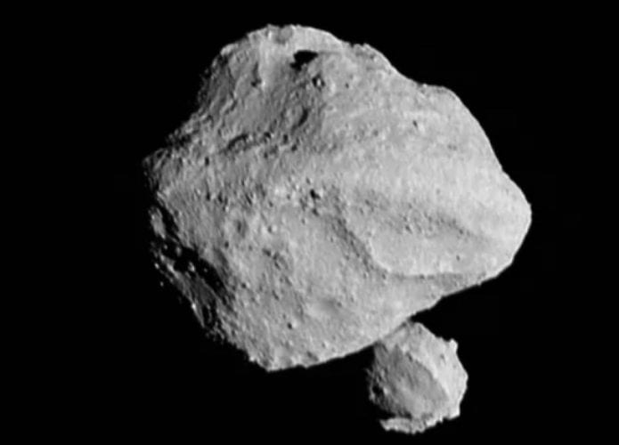A sonda Lucy da NASA capturou esta imagem do asteroide binário Dinkinesh