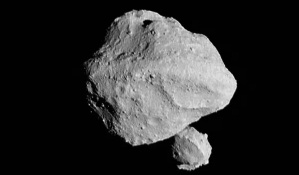 A sonda Lucy da NASA capturou esta imagem do asteroide binário Dinkinesh