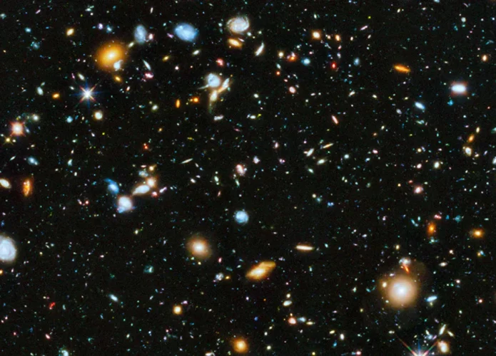 O Universo observável esta ficando menor (Crédito: NASA , ESA, H. Teplitz e M. Rafelski (IPAC/Caltech), A. Koekemoer (STScI), R. Windhorst (Arizona State University) e Z. Levay (STScI))