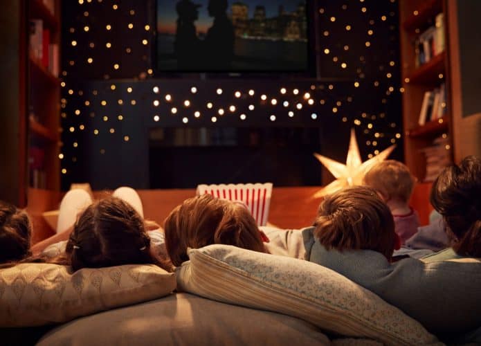 Imagem mostrando família vendo filme juntos