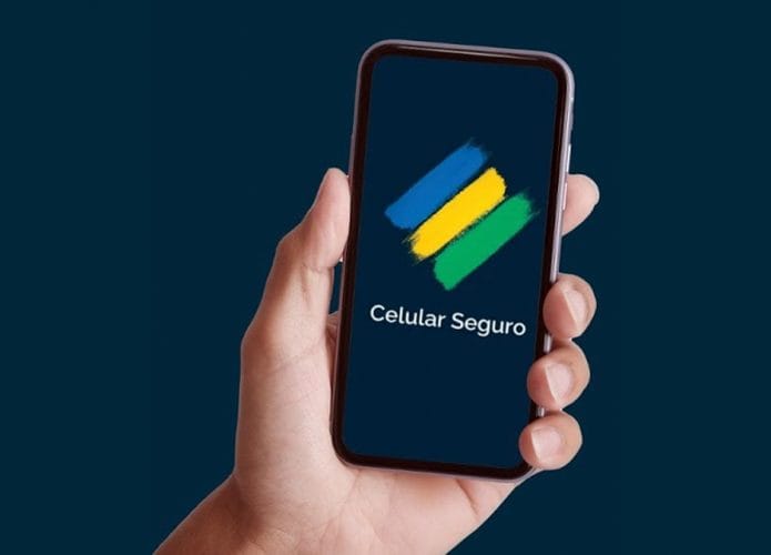 Montagem de pessoa segurando celular com logotipo do aplicativo Celular Seguro na tela