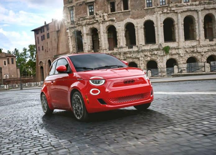 Fiat 500e passando pelo coliseu de Roma