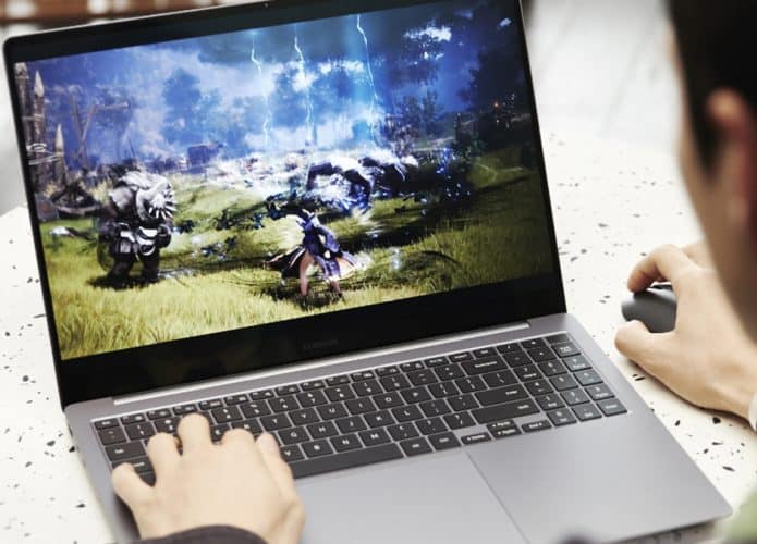 Pessoa usando notebook Galaxy Book 4 da Samsung