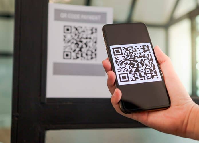 Pessoa escaneando código QR com celular