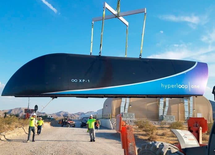 Vagão da Hyperloop One sendo carregado por grua
