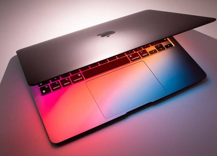MacBook Air meio aberto