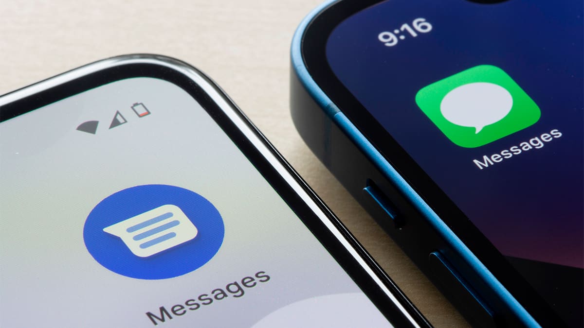 Celular Android ao lado de um iPhone com destaque para aplicativos Mensagens e iMessage