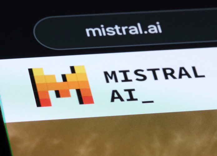 Close no logotipo da Mistral AI na homepage da empresa, que atingiu status de unicórnio