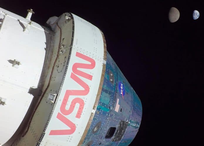 Foto de nave Orion da NASA com Lua e Terra ao fundo