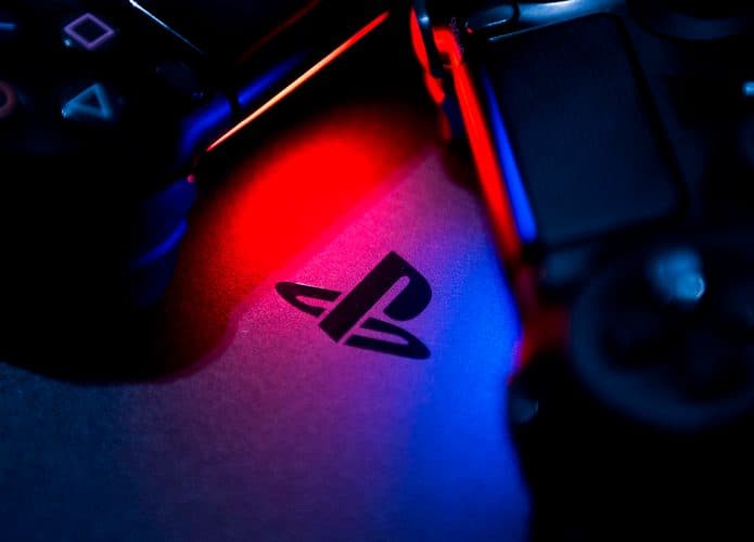 Controles de PS4 em volta de logotipo da PlayStation