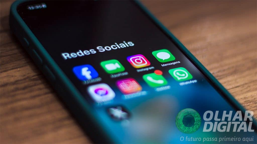 Ícone do iMessage entre outros aplicativos num iPhone 15 Pro
