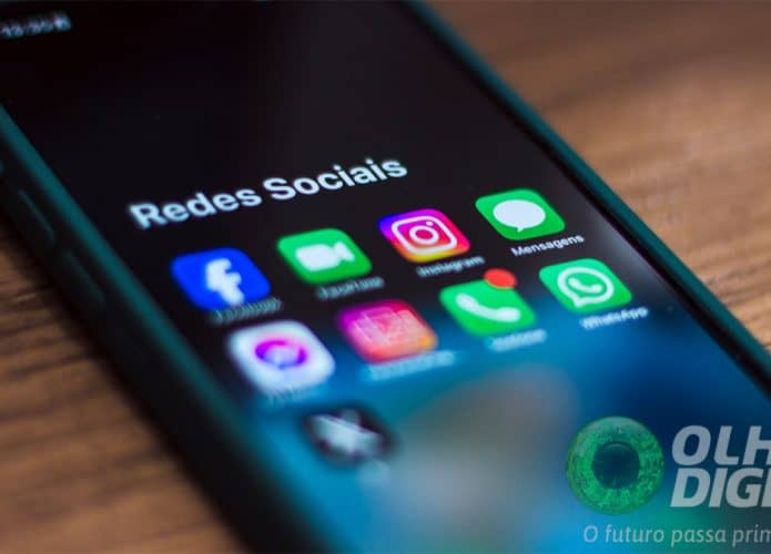 Ícone do iMessage entre outros aplicativos num iPhone 15 Pro