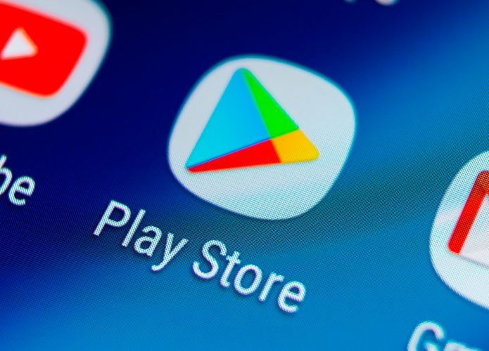 Ícone da Play Store do Google entre ícones do YouTube e do Gmail num celular